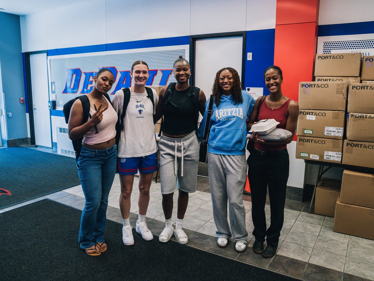DePaulWBBHoops's tweet photo. The newest Blue Demons are home 🤩

Ready to get to work tomorrow. https://t.co/7kYf2VBXkE