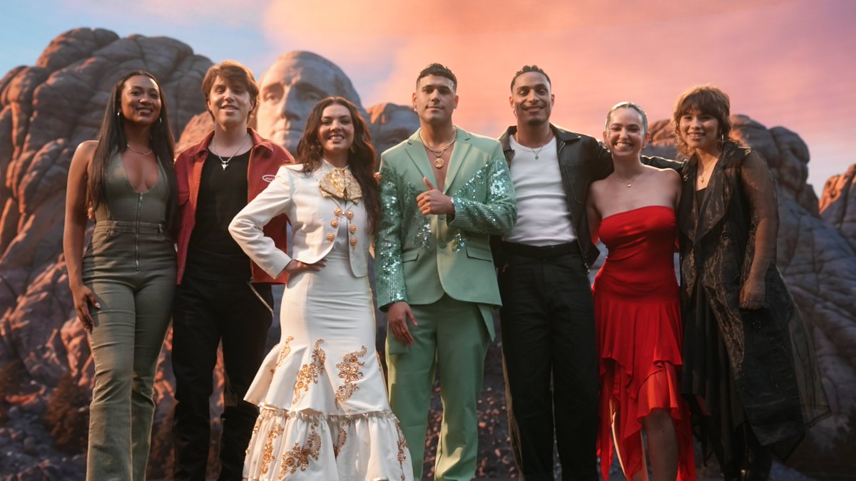 saludycultura's tweet photo. #MoaRivera hace historia al llevar la salsa al Himno de EE.UU. en la pantalla de Telemundo, el pasado sábado 4 julio, tras el esperado estreno y transmisión de su innovadora versión a ritmo de salsa de un fragmento del himno nacional de los Estados Unidos, The #StarSpangledBanner https://t.co/v86W44mLvH