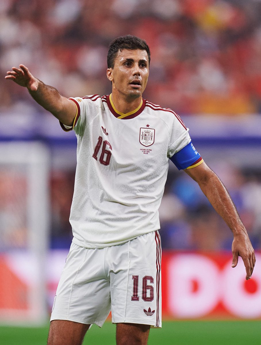 IvaanBlanco26's tweet photo. Rodrigo Hernández ha sido el MVP del partido.

Ha jugado desde el segundo 1 de partido como si fuera un partido previo a su lesión.

Jerarquía absoluta dentro del campo.

Ha mandado en el partido y se ha jugado a lo que él ha querido.

Con esta versión suya, podemos ilusionarnos con absolutamente TODO.