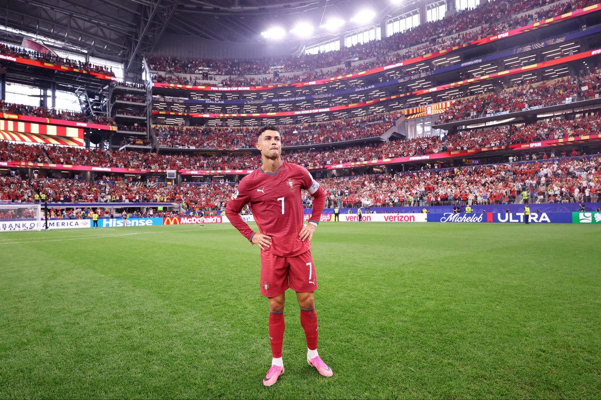 ComplexSports's tweet photo. If this is Ronaldo’s last he did it with class 👏🏽

📸: Getty https://t.co/WCAu9i9kb2