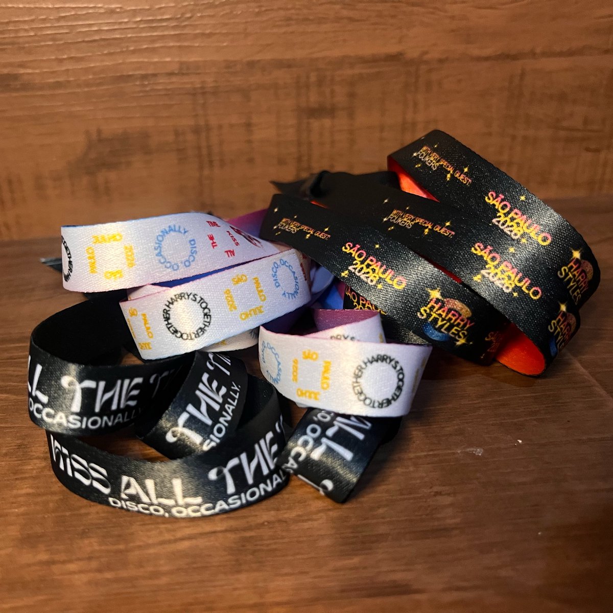 l28lucky's tweet photo. As pulseiras personalizadas para os shows do Harry (dias 17 e 18) já estão disponíveis para reserva! 💚

Eu e minhas amigas estaremos vendendo nas filas, mas como a quantidade é limitada, você já pode garantir a sua pelo formulário no link abaixo.

🔗 https://t.co/ijJp3XZtta https://t.co/Ernt8NHPsa