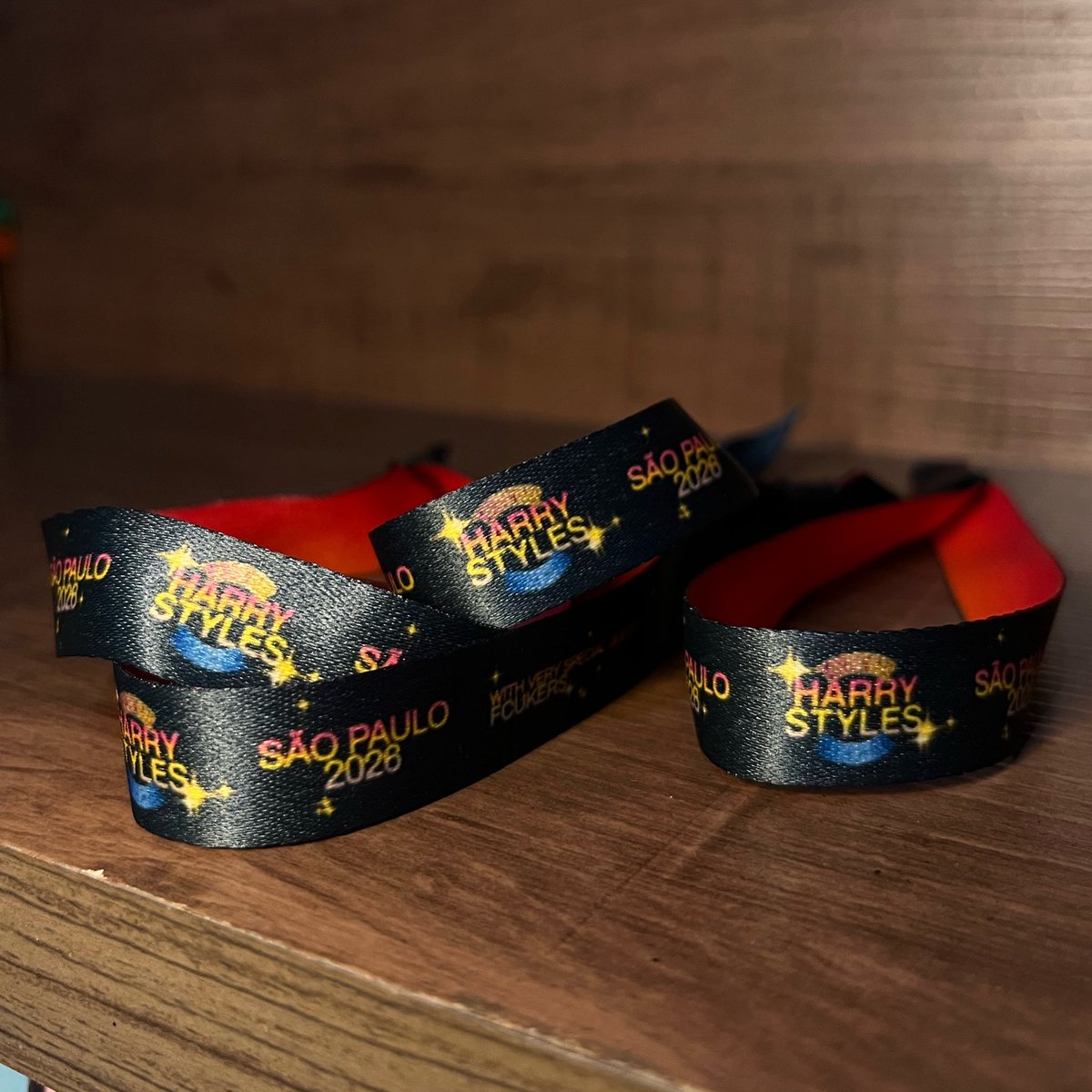 l28lucky's tweet photo. As pulseiras personalizadas para os shows do Harry (dias 17 e 18) já estão disponíveis para reserva! 💚

Eu e minhas amigas estaremos vendendo nas filas, mas como a quantidade é limitada, você já pode garantir a sua pelo formulário no link abaixo.

🔗 https://t.co/ijJp3XZtta https://t.co/Ernt8NHPsa