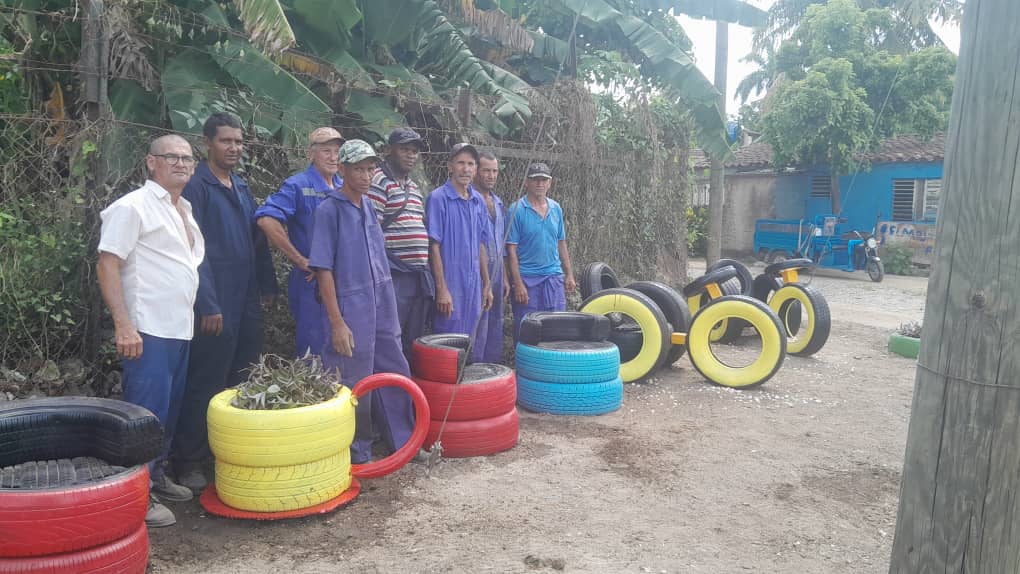 geiq_oc's tweet photo. La UEB Recape Camagüey perteneciente a la Empresa de la Goma Poligom transforma un antiguo vertedero en un parque de neumáticos inservibles, un espacio dentro de la ciudad de los tinajones recuperado para la recreación, la familia y la infancia. 
#QuímicosPorCuba https://t.co/A2Tg4koBZt