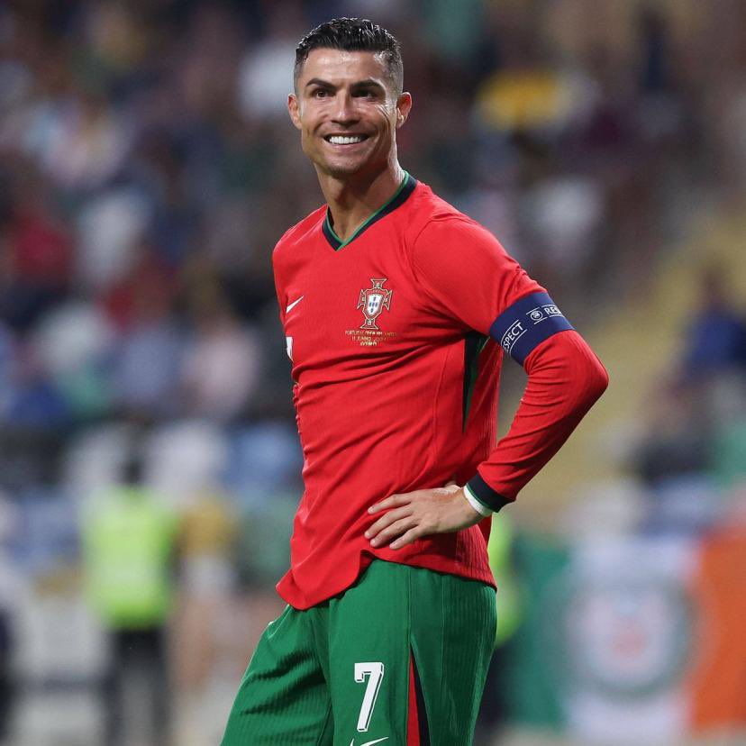 Morganooux's tweet photo. Les plus grands ne se résument pas à un trophée ou à un match. Cristiano Ronaldo a marqué l’histoire du football comme très peu l’ont fait. Un joueur exceptionnel, un compétiteur unique et, au-delà du terrain, un homme bon qui force le respect. On t’aime CR7 ❤️🇵🇹 https://t.co/hNGiE5zc89