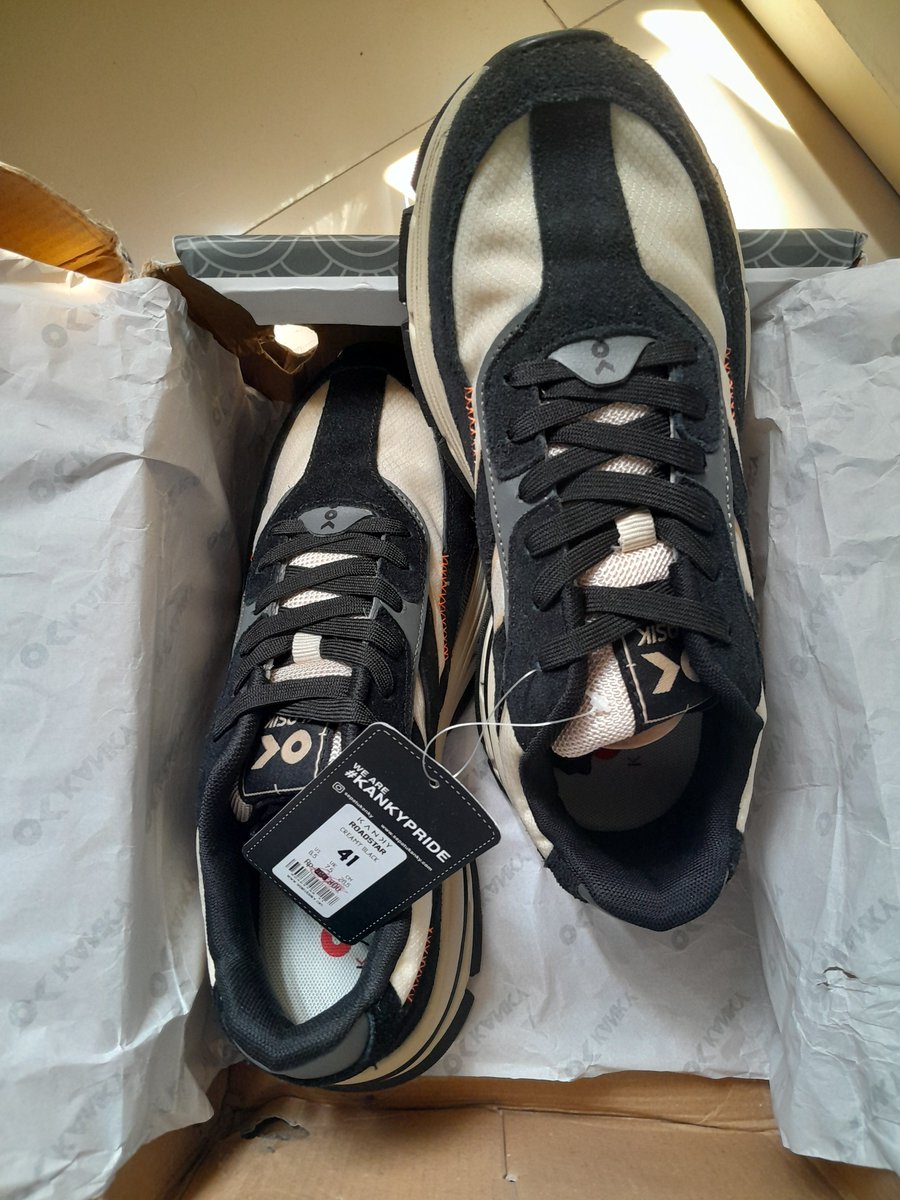 xxstrowbrrd's tweet photo. hi gais. aku jual sepatu kanky klasik roadstar size 41 (26,5 cm) yang black creamy (jarang restock). dari 388k jadi 260k aja, new yaa ga pernah dipake. new belt bostanten jugaa size M (105 cm). dari 158k jadi 100k aja. alasan dijual karena aku putus sama mantanku yaa:( https://t.co/ZqVH5s3dhj