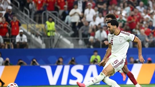SagredoMarco's tweet photo. Golazooo de Mikel Merino sobre la bocina!!! ⚽️

Nuestra Cova Gran retumba con el partidazo de La Roja y va calentando para cuartos ❤️‍🔥

🇪🇸 1 - 0 🇵🇹

#PaternaConLaRoja ❤️💛❤️ https://t.co/29iH67aRpG
