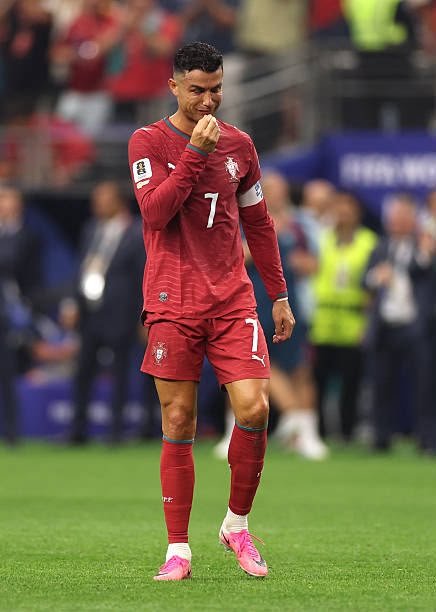derradjihafid's tweet photo. تنتهي قصة كريستيانو رونالدو مع كأس العالم، بعدما ودّع المنتخب البرتغالي البطولة بالخسارة أمام إسبانيا في ثمن النهائي.
رحلة امتدت لسنوات، حفلت بالأرقام والإنجازات واللحظات الخالدة، لكنها لم تنته بتحقيق الحلم الأكبر الذي ظل يطارده حتى صافرة النهاية.
يبقى رونالدو أحد أعظم من لمسوا كرة القدم، حتى وإن بقي كأس العالم اللقب الوحيد الذي استعصى على أسطورته.