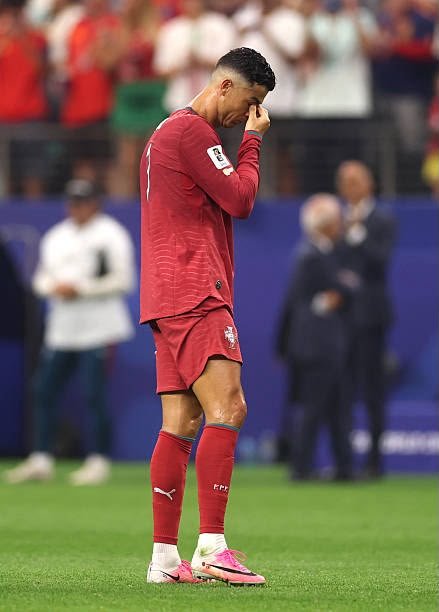 derradjihafid's tweet photo. تنتهي قصة كريستيانو رونالدو مع كأس العالم، بعدما ودّع المنتخب البرتغالي البطولة بالخسارة أمام إسبانيا في ثمن النهائي.
رحلة امتدت لسنوات، حفلت بالأرقام والإنجازات واللحظات الخالدة، لكنها لم تنته بتحقيق الحلم الأكبر الذي ظل يطارده حتى صافرة النهاية.
يبقى رونالدو أحد أعظم من لمسوا كرة القدم، حتى وإن بقي كأس العالم اللقب الوحيد الذي استعصى على أسطورته.