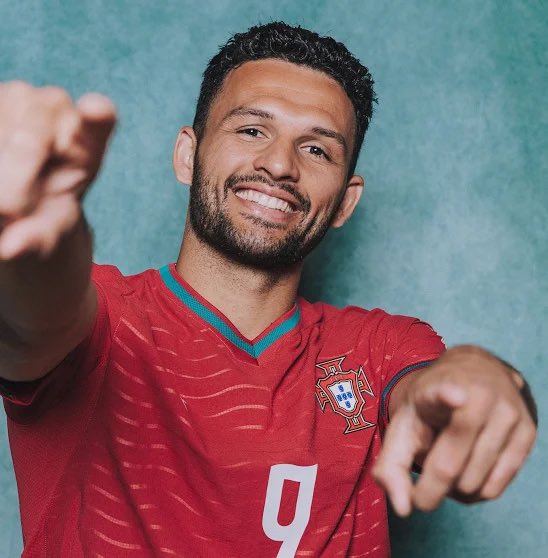 FBenidio's tweet photo. Este gajo hoje não jogou nadinha. BOLA. E ainda dizem que devia jogar no lugar do Ronaldo. Nem tocou na bola. Não fez um sprint. Não ganhou um duelo. ZERO. Vejam no Sofascore. https://t.co/1iRJqc9D8S