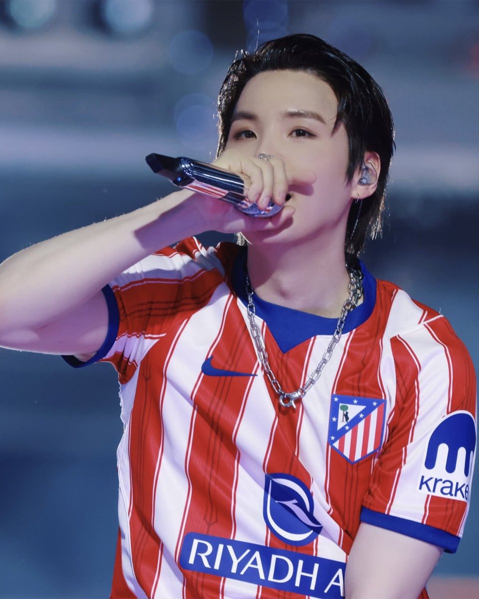 AtletiKR's tweet photo. 슈가 🤝 알레띠 ❤️🤍 https://t.co/iFgUxaamVO