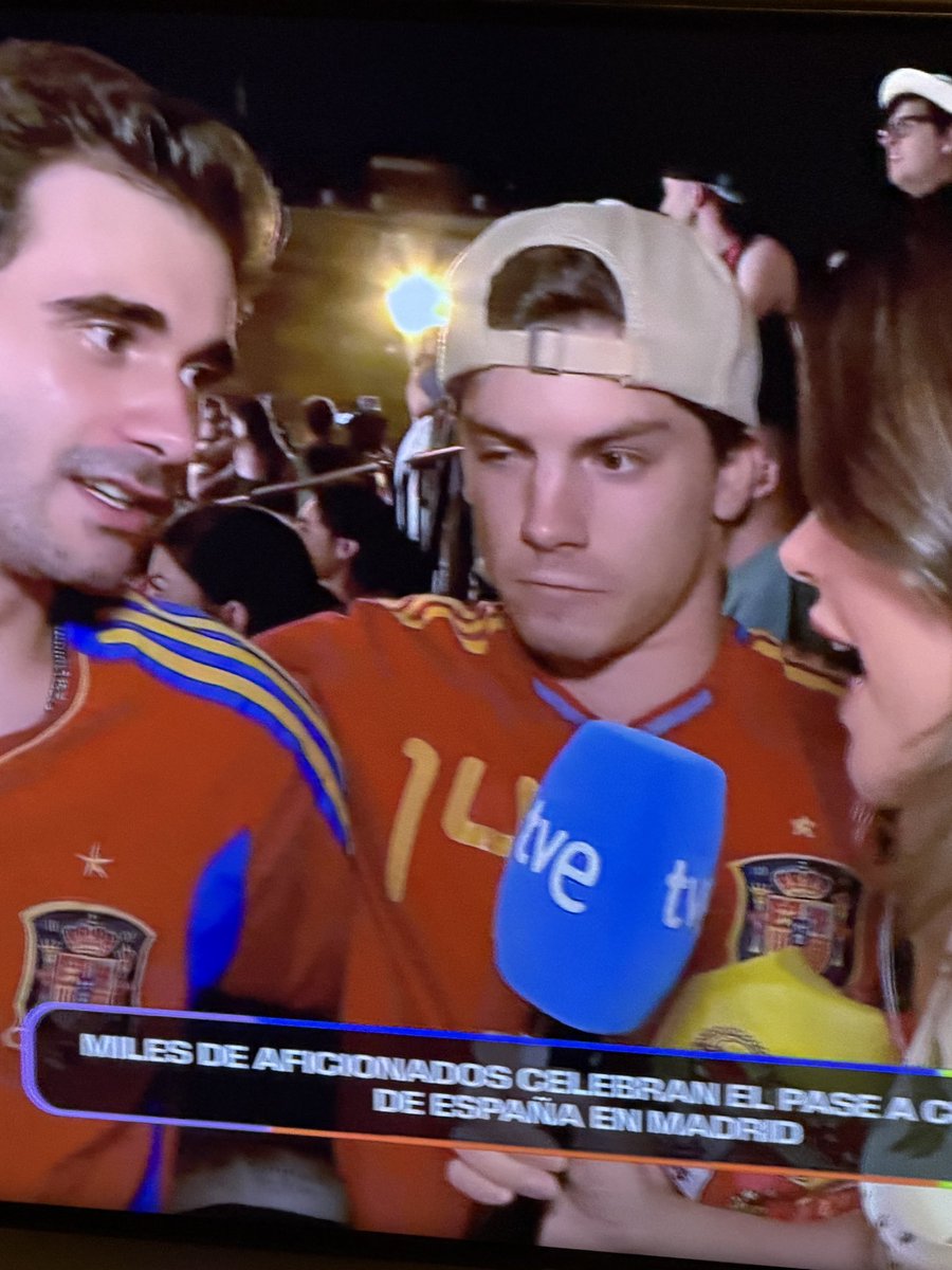 chorradaman's tweet photo. Madre mía, cómo va el colega! 
#MundialRTVE https://t.co/5JagxkUvi0