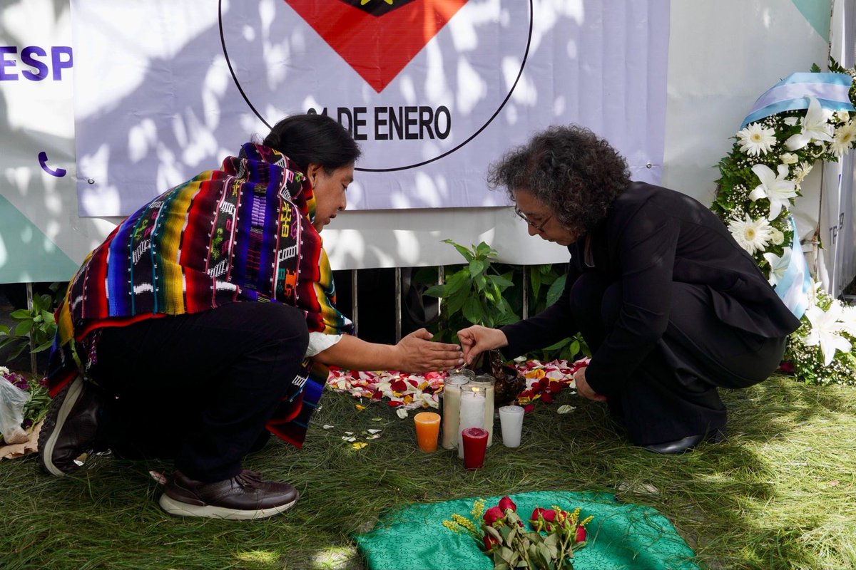 EmbajadaEspGt's tweet photo. Hoy participamos en el acto en memoria de las 40 víctimas fallecidas a raíz del asalto y quema de la Embajada de España en Guatemala el 31 de enero de 1980, con @copadehgt y Convergencia 31 de Enero. La Paz se construye con Verdad, Justicia, Memoria y Garantías de No Repetición. https://t.co/us67Aqt7hj