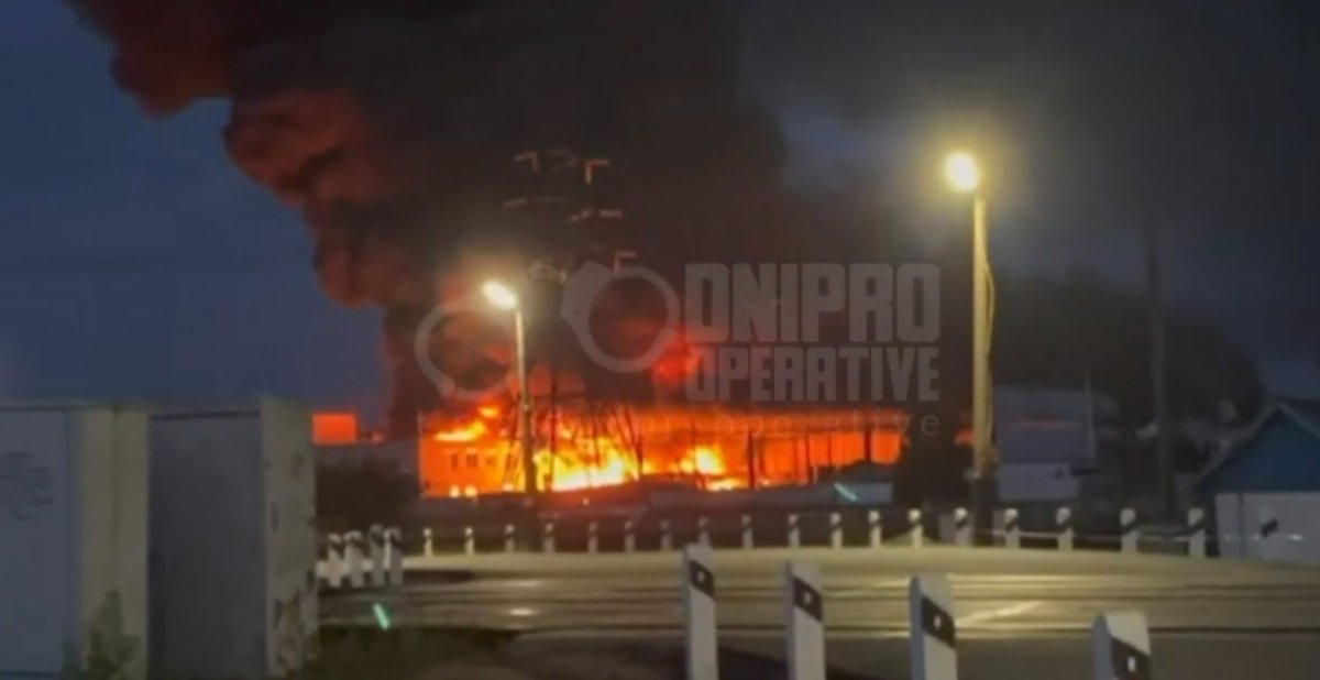 casacasala's tweet photo. #Ucraina #Zelensky #Kyiv #Russia  

Nella città di Novomoskovsk, nella regione di Dnipropetrovsk, dopo un attacco russo in fiamme il grande deposito di Nova Poshta, che gestiva le consegne di tecnologia e attrezzature per le forze armate ucraine. https://t.co/PcCAs9uUjf
