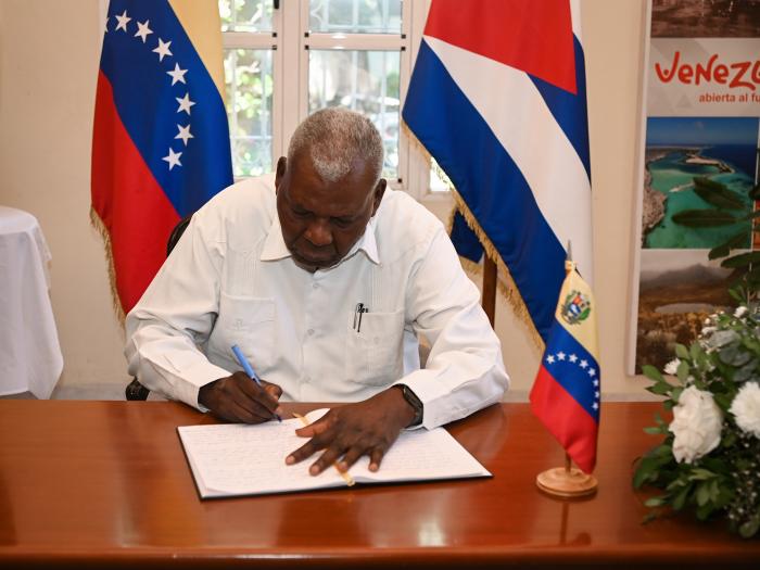 Granma_Digital's tweet photo. 📖🇻🇪🖤Díaz-Canel firma libro de condolencias por terremotos en Venezuela

El presidente Miguel Díaz-Canel encabezó la delegación cubana que acudió a la embajada de Venezuela en La Habana para firmar el libro de condolencias abierto por los devastadores terremotos del 24 de junio. https://t.co/OvFNH7Yh74