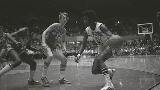 0308oscar's tweet photo. RAYMOND LEWIS: DE RENEGADO DE LA LIGA A LEYENDA EN LAS CALLES 

Raymond Lewis fue uno de los talentos más grandes del baloncesto estadounidense que jamás llegó a disputar un solo minuto oficial en la NBA. Nacido un 3 de septiembre de 1952 en el conflictivo distrito de Watts... https://t.co/8TuXBXta2w