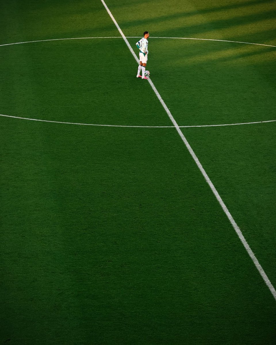 profebeccaec's tweet photo. Aunque el tiempo pasa, que no nos quite el hambre, que no nos quite las ganas de soñar y darlo todo. 

Gracias Cristiano Ronaldo por enseñarme que la vida se trata de trabajar hasta que no podamos más, porque lo único que deja huella es eso. Lo mucho que entregas. ❤️ 

TE AMO https://t.co/nELSecUv48