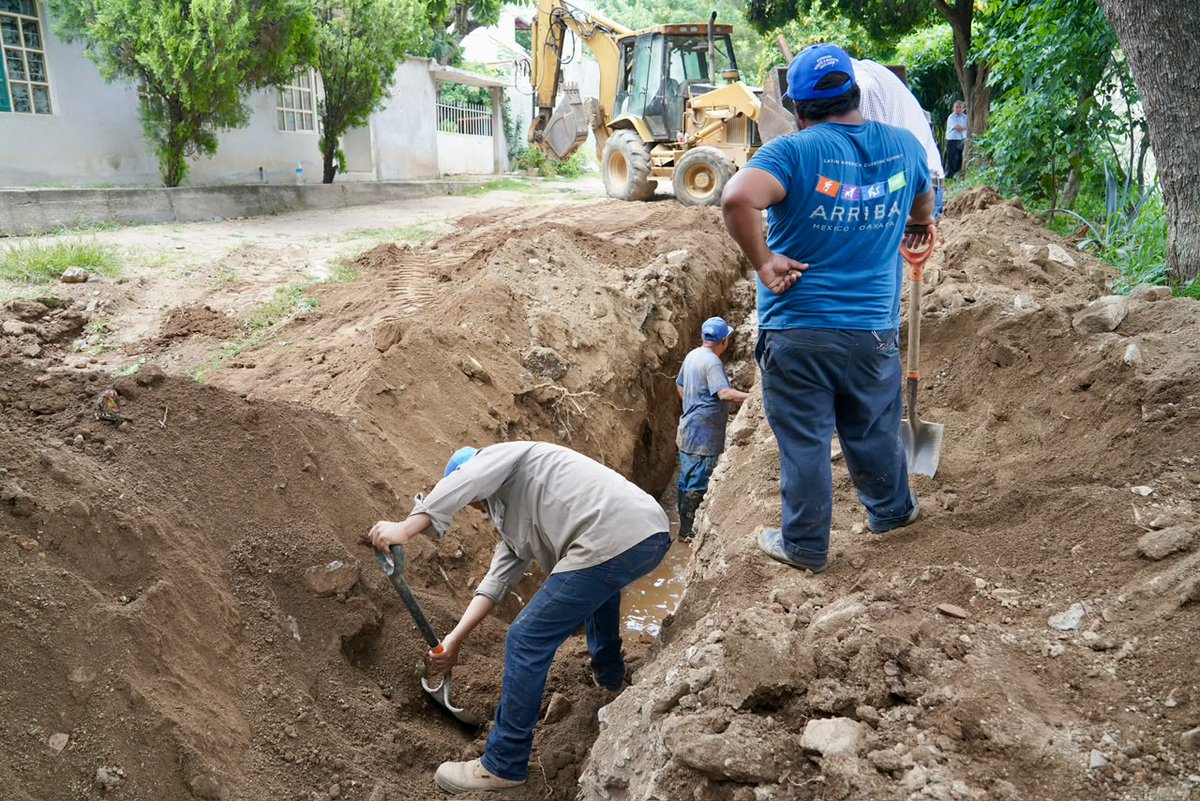 SOAPA_Oax's tweet photo. Rehabilitamos 33 metros lineales de tubería de 8 pulgadas en la red de drenaje sanitario de la calle Moisés Sáenz, en la colonia Del Maestro.
En el @GobOax, a través de #CEABIEN y #SOAPA, garantizamos servicios básicos eficientes en favor de las familias oaxaqueñas. https://t.co/W8qMe6T7vY
