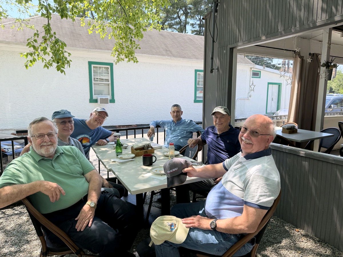 NIHRadioClub's tweet photo. Informal social gathering on May 18th. Not pictured: Andy’s QRP HF radio and antenna which was up and running earlier in the meetup. #hamradio #amateurradio #gathering #NIH https://t.co/l25RE73mHH