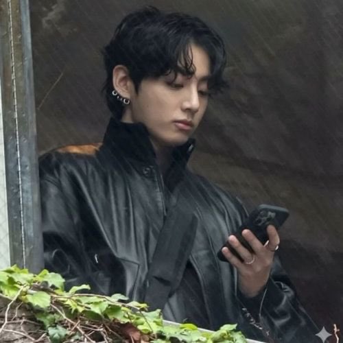 pjmot7's tweet photo. ABO | #jikookau | World Cup Love ⚽️

ser o único ômega na história da copa do mundo não seria fácil, Jimin sabia disso.

mas quando o peso do mundo começa a esmagá-lo dentro e fora de campo, é Jungkook, o alfa lúpus, capitão da seleção, quem permanece ao seu lado e lhe protege. https://t.co/oiX5k49LkW