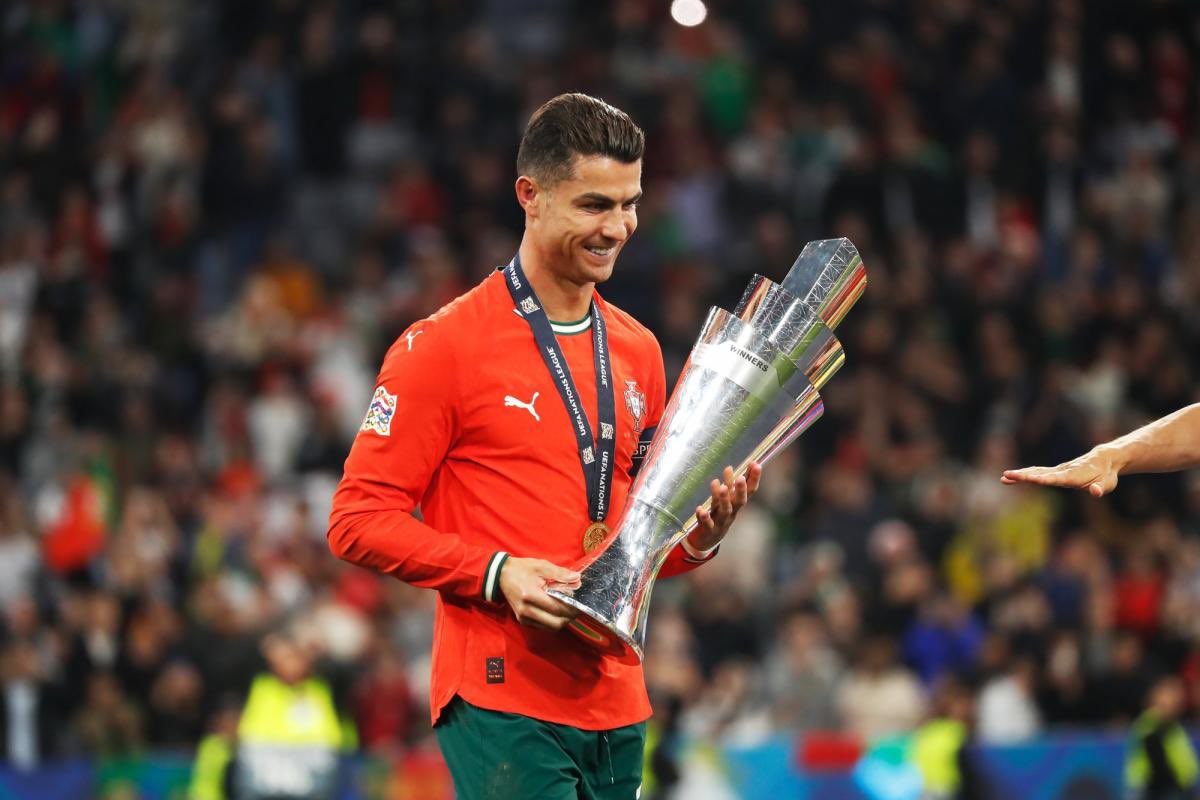 _BeFootball's tweet photo. Le Portugal avant Ronaldo : 0 trophée

Le Portugal après Ronaldo : 3 trophées 

DANS LA LÉGENDE. 🇵🇹🐐🏆 https://t.co/UN6ySN232F