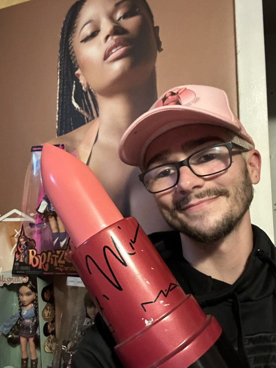 rumor37's tweet photo. Like this is to iconic I’m gagged it was worth every penny I wanted this for my collection for so long and now it’s mineeeee😍😍😍😍 https://t.co/Z0ZpScjZB5