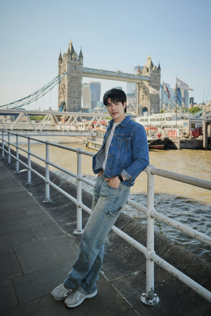 JongInWanKenobi's tweet photo. Me. You. Same place. But not same time. #greenrose https://t.co/BzAX7cvKW4