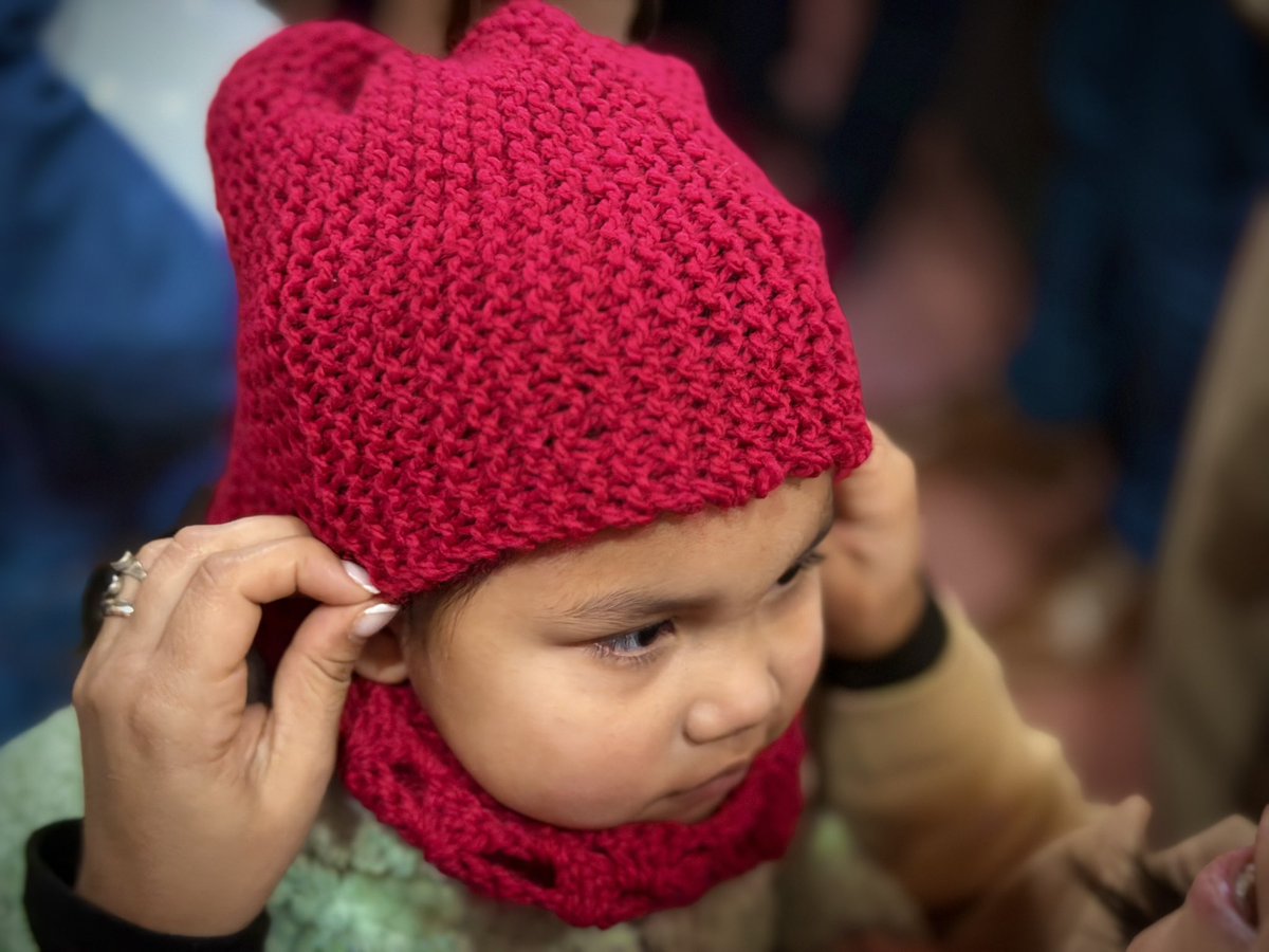 TadeoGZ's tweet photo. Hay regalos que empiezan mucho antes de ser entregados.

Las prendas que recibieron los niños de los hogares Creciendo Juntos y Garabatos fueron tejidas por personas que decidieron regalar su tiempo, su dedicación y su cariño para alguien que no conocían.

Compartimos una merienda, charlas, sonrisas y un momento que nos recordó que los gestos más simples muchas veces son los que más llegan.

Gracias a todos los que lo hicieron posible y demostraron, una vez más, que una comunidad también se construye cuidándonos unos a otros.