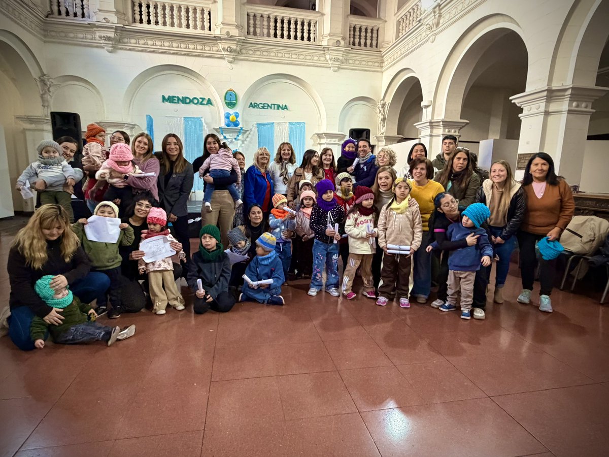 TadeoGZ's tweet photo. Hay regalos que empiezan mucho antes de ser entregados.

Las prendas que recibieron los niños de los hogares Creciendo Juntos y Garabatos fueron tejidas por personas que decidieron regalar su tiempo, su dedicación y su cariño para alguien que no conocían.

Compartimos una merienda, charlas, sonrisas y un momento que nos recordó que los gestos más simples muchas veces son los que más llegan.

Gracias a todos los que lo hicieron posible y demostraron, una vez más, que una comunidad también se construye cuidándonos unos a otros.