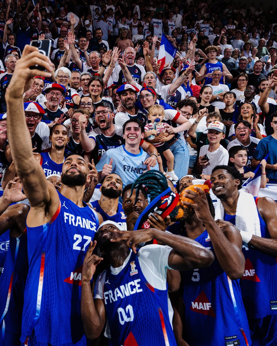 FRABasketball's tweet photo. Merci pour la force Pau, et à bientôt ? 🔥

#PassionnémentBleu | #FIBAWC https://t.co/AQYzrl1rnv
