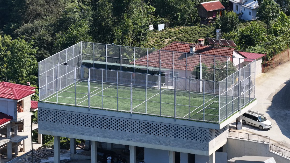 trthaber's tweet photo. Rize'de arazinin engebeli olması nedeniyle gençler için yapılan halı saha bir binanın çatısına inşa edildi.

https://t.co/bmgWLttOFB https://t.co/37mKbXgHHe