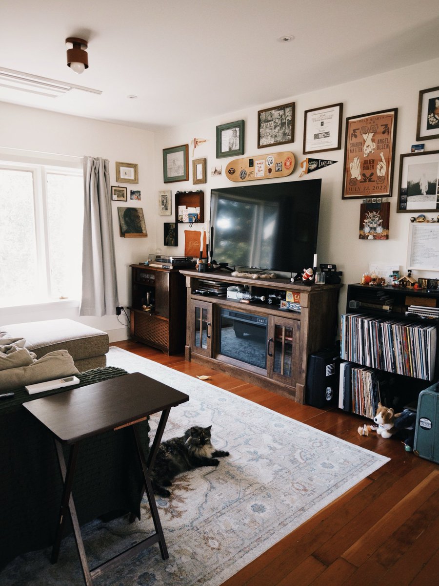 ateaham's tweet photo. apartment of a 28 year old woman https://t.co/7rp1N1Riu2