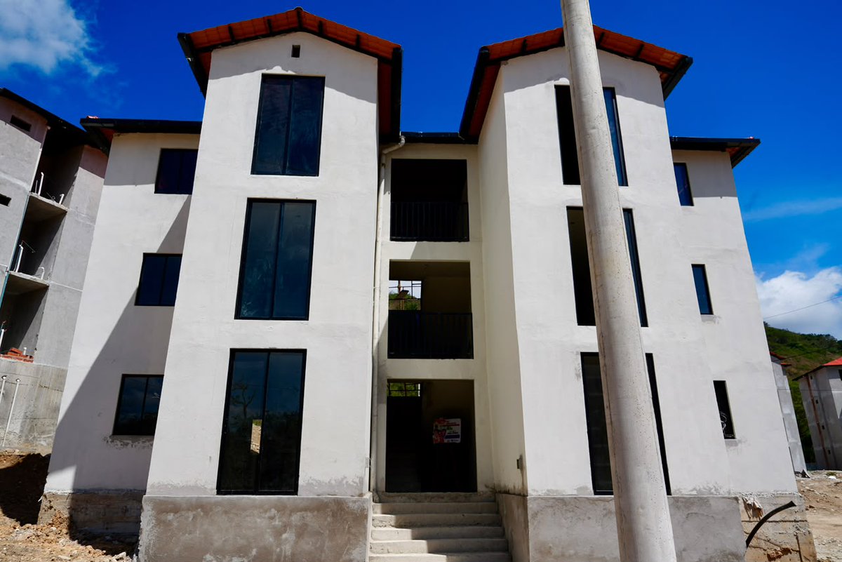 MIT_Ecuador's tweet photo. Este proyecto brinda una solución habitacional definitiva a las familias afectadas por el temporal invernal de 2025, además dinamiza la economía local y reafirma el compromiso del Gobierno con la reconstrucción, el bienestar y el desarrollo del país. https://t.co/Mj2rONKnjV