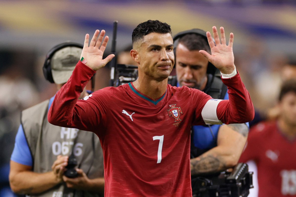 madrid_total2's tweet photo. Cristiano Ronaldo pidiendo perdón a la gente de Portugal.

Que pidan perdón los 3 payasos que están en su prime y son una basura. Vitinha, Bruno Fernandes y Joao Neves. Vaya triple basura. https://t.co/DNjnDre8Hn