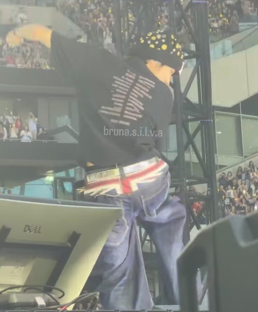 myyouwithjk's tweet photo. hobi's wardrobe is interesting https://t.co/WbvohZUPIH