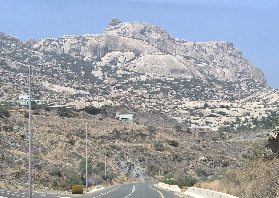 Mozaini_Ibrahim's tweet photo. #سياحة_وطني

في جولة سياحية ماتعة أقضيها هذه الأيام في منتزهات جنوب بلادنا الغالية، بدت لي أثناءها تلك اللوحات الرائعة التي تتوشح بقممها الشامخة، ويعانق الضبابُ سفوحها، وتزهو مدرجاتُها الزراعية بالخضرةٍ الآسرة، بينما تروي قراها التراثية صفحاتٍ من التاريخ والأصالة.
تأسرني تلك المشاهد التي تجمع بين جمال الطبيعة وعبق التاريخ وكرم الإنسان.
إنها (الباحة وعسير)، وهما وجهة سياحية تأسر العين وتجتذب زائريها، وتمنح الروح سكينةً ومتعة لا تُنسى، وتدعو إلى تكرار زيارتها؛ بما يعد مفاخر وطنية بحق🇸🇦🤍