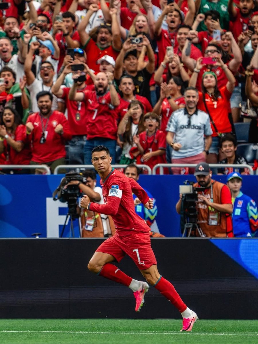 Alfonso11Ramos's tweet photo. Me hubiese gustado que CR hubiese ganado un Mundial, este, o cualquier otro, para poner el último toque a su carrera, pero… España va primero.

Tiene pinta de que no va a jugar más con Portugal y que le quedará una temporada más para llegar a los 1.000 goles. https://t.co/nekV1wNtl6