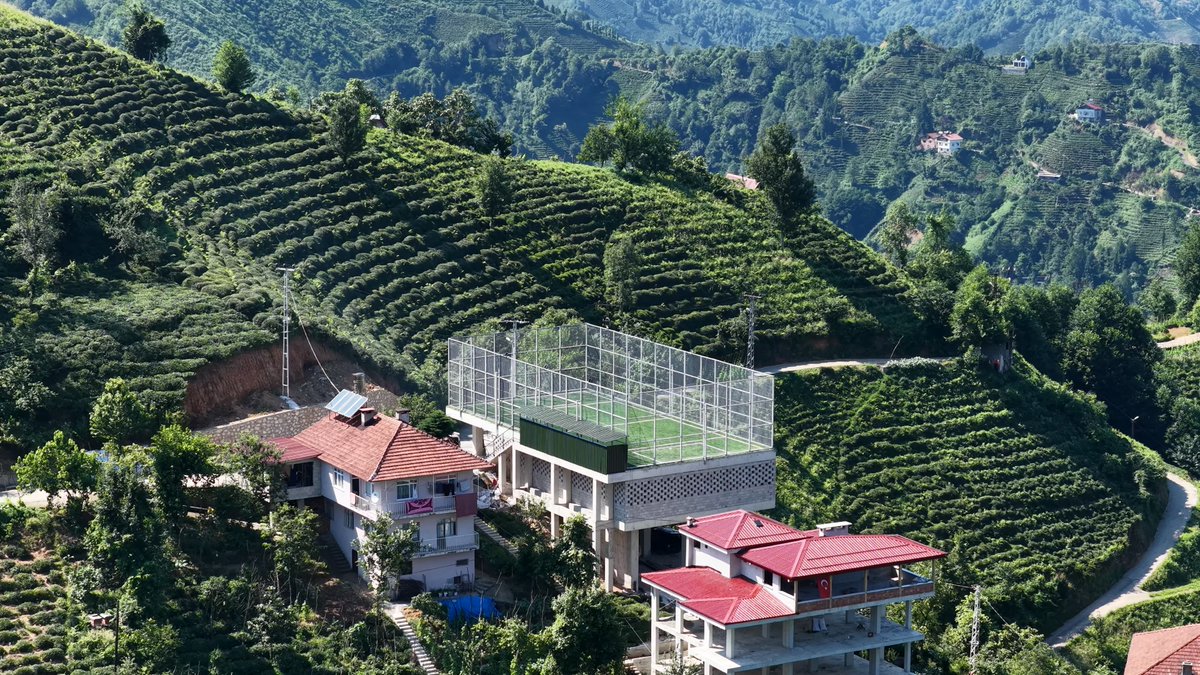 trthaber's tweet photo. Rize'de arazinin engebeli olması nedeniyle gençler için yapılan halı saha bir binanın çatısına inşa edildi.

https://t.co/bmgWLttOFB https://t.co/37mKbXgHHe