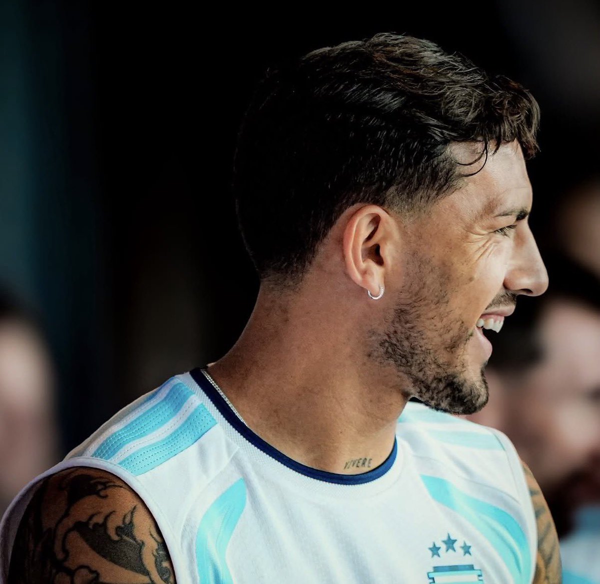 juampireynoso's tweet photo. Scaloni sabe todo. Un maestro absoluto. Me daría vergüenza pedirle algo. Pero Leandro tiene que ser titular vs. Egipto. Al mediocampo le faltan cosas que él puede ofrecer. Además, Enzo y Alexis se soltarían para llegar al área. Ojalá. https://t.co/OqAyjdNR9Z