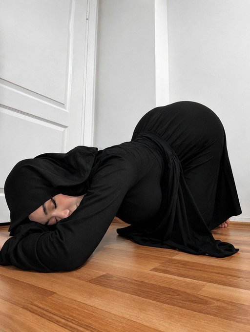 SousHijab's tweet photo. Ça t'excite de baiser une musulmane voilée ? https://t.co/G7EXUi30X3