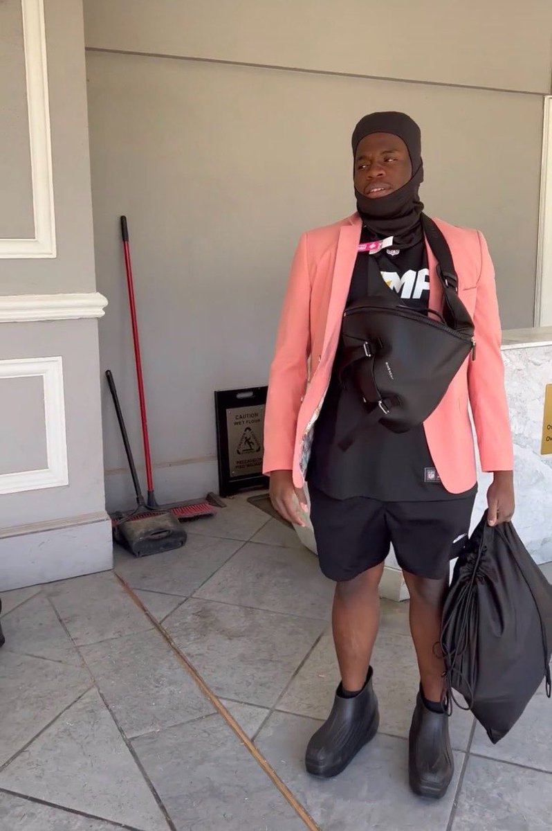 sxintpablo24's tweet photo. Fit for the first stream back. What you guys wearing? https://t.co/oU4xMDREVf