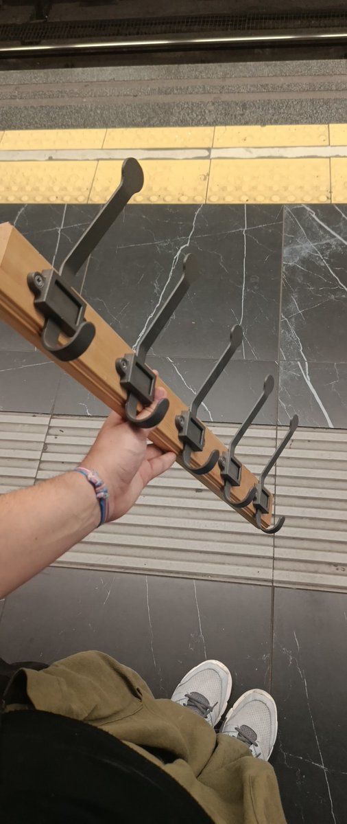 Jaimeglez0's tweet photo. Si, no me escondo, yo recojo cosas de la basura para darles una segunda vida (o lo que parece ser una primera en este caso) en qué contexto tiras un perchero nuevo así de chulon colega https://t.co/m1Ub1Biz0I