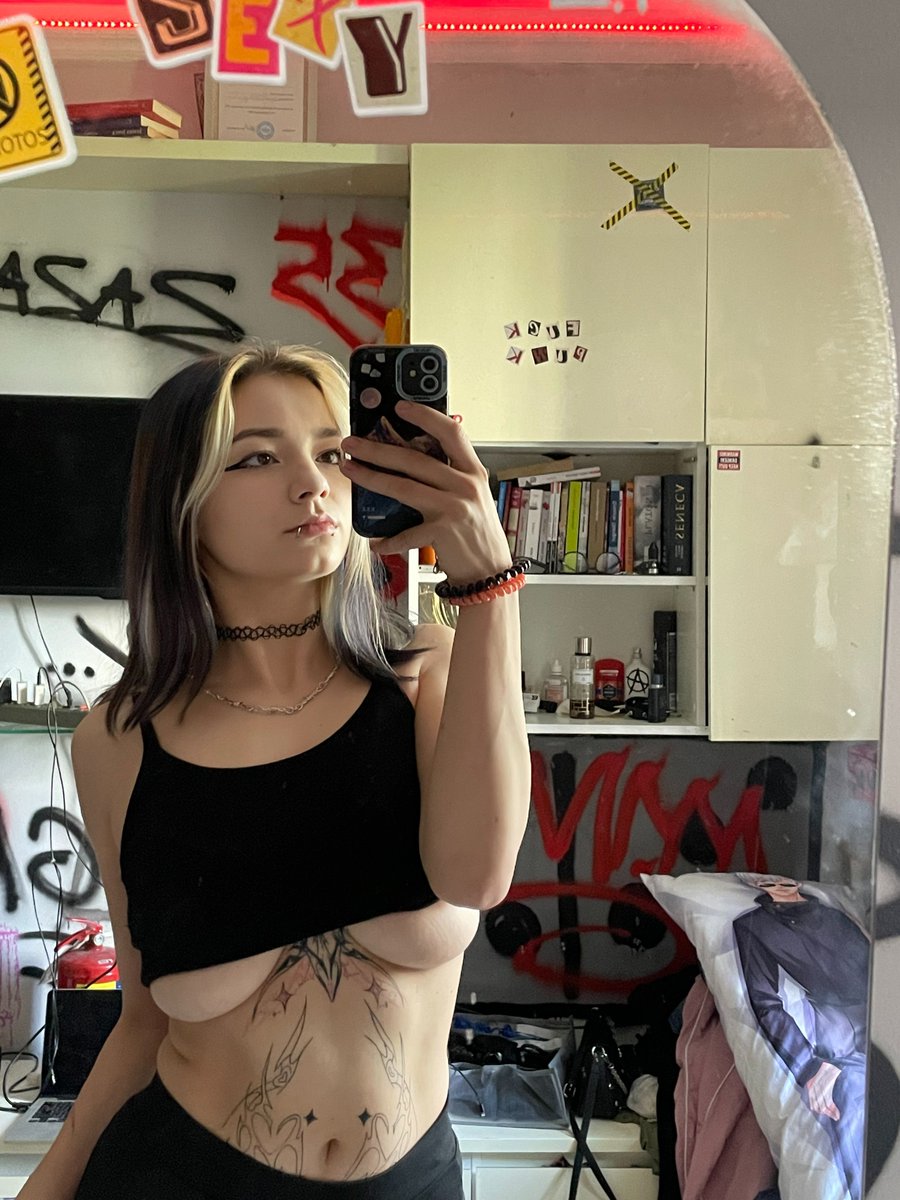 alisadragan69's tweet photo. @waifuReyes My outfit fits better the situation https://t.co/7guu6lJxPE