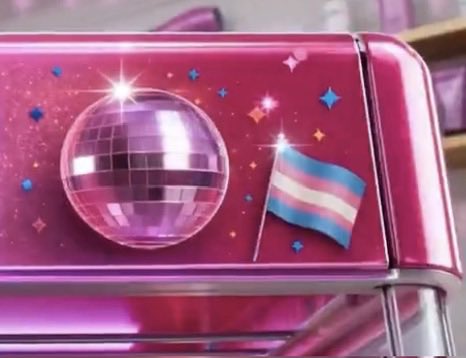 mbtxs_'s tweet photo. El vestido se parece al que usó de host la temporada pasada, era/es estilista, la bandera trans. ES KARINA TORRES 💄

#LaCasaDeLosFamososMx https://t.co/oSA62CmC3A