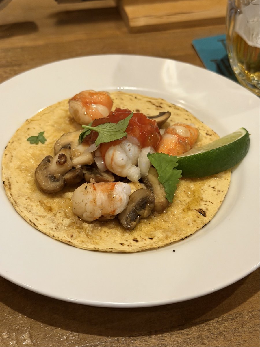 osaka_gourmet_'s tweet photo. 公認の注ぎ手タップスターが在籍していて、万博と同じ本格的な樽生のチェコビールを堪能できるお店！！

チェコのビール「ウルケル」がめちゃくちゃ飲みやすくて美味しい！ハマる😍😍

📍ビアとら(大阪・東三国) https://t.co/YO9cnRXNRI