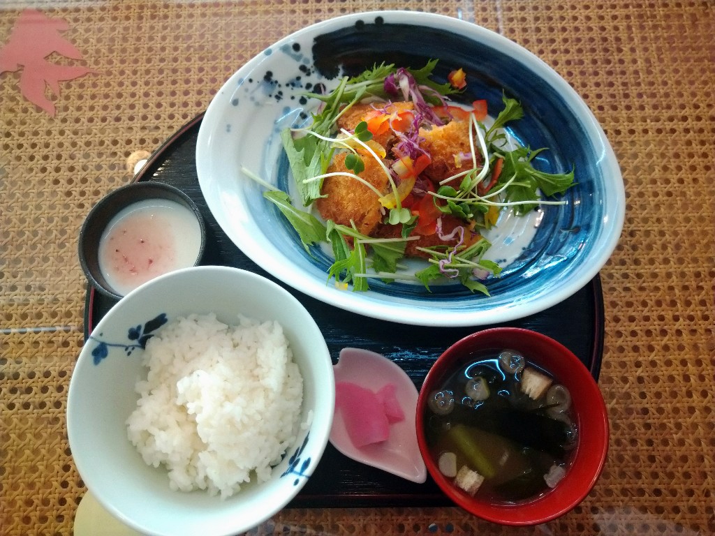 sakaida10's tweet photo. 明日（７／２２）水曜日の
ティールーム陶の日替わりランチは
「ドレッシングで食べるアジフライ」です。
ランチの定番アジフライを
たっぷりの野菜と一緒に
さっぱり美味しく召し上がれ♪ https://t.co/yiWcEJWgeL
