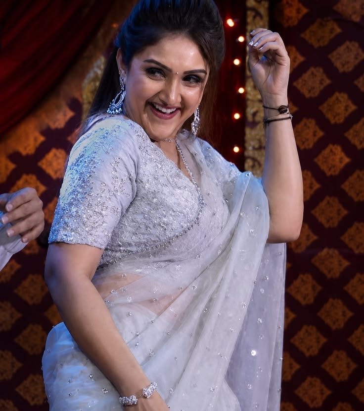 Queency_1103's tweet photo. Underrated actress Sridevi 👀😫🥵

Her structure uff 😯🥵 https://t.co/undTuYe8rY