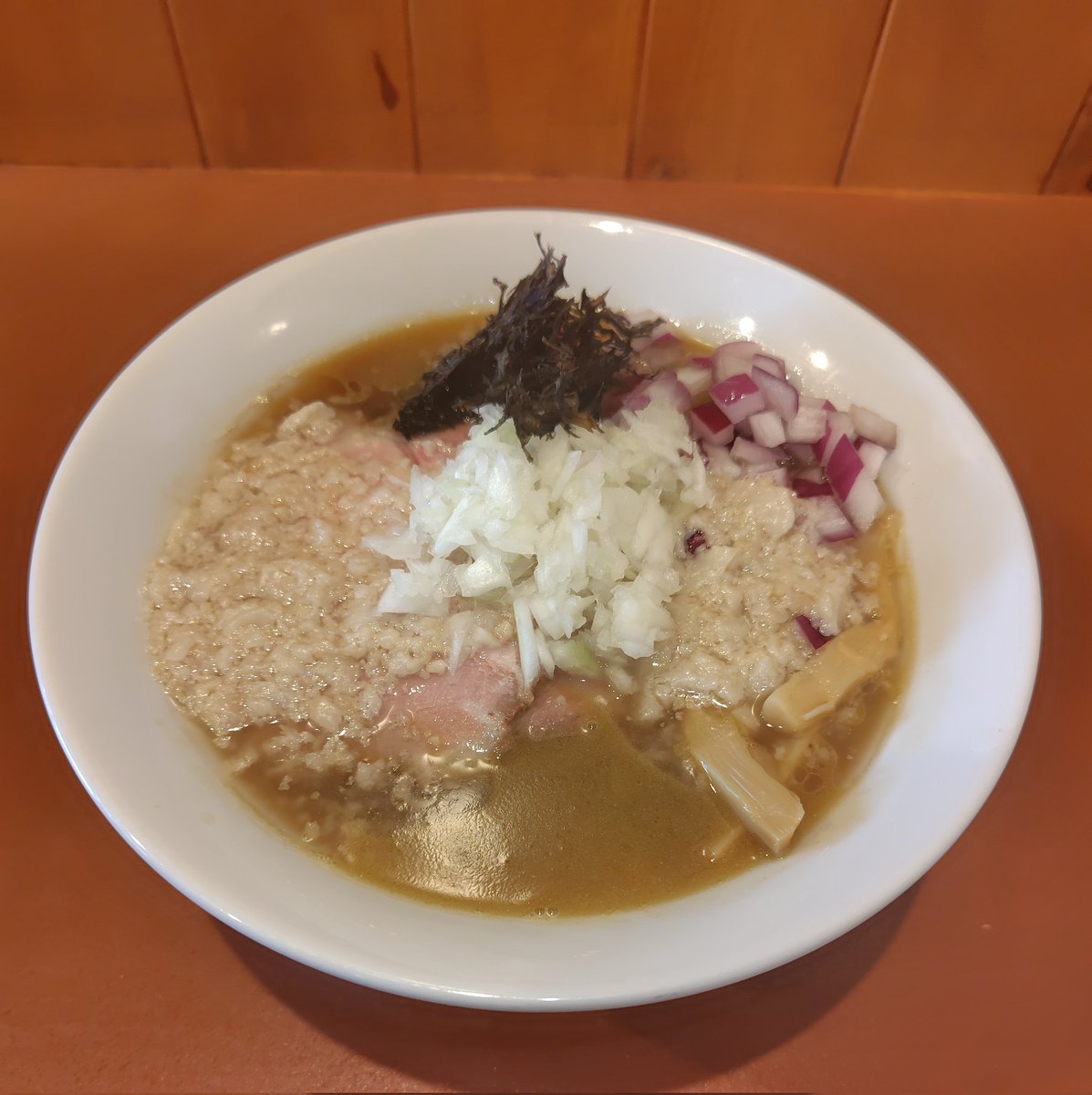pachi_ramen777's tweet photo. 本日はらーめんコッコさんにて
・限定　背脂にぼしラーメン
　赤玉ねぎ　替玉　
をいただきました！
濃厚な煮干しに背脂たっぷりの燕三条系のスープが自家製中太麺と相性抜群でめちゃくちゃ美味い😆👍玉ねぎとの相性も👍ごちそうさまでした🙇 https://t.co/4SK1BLOTgu