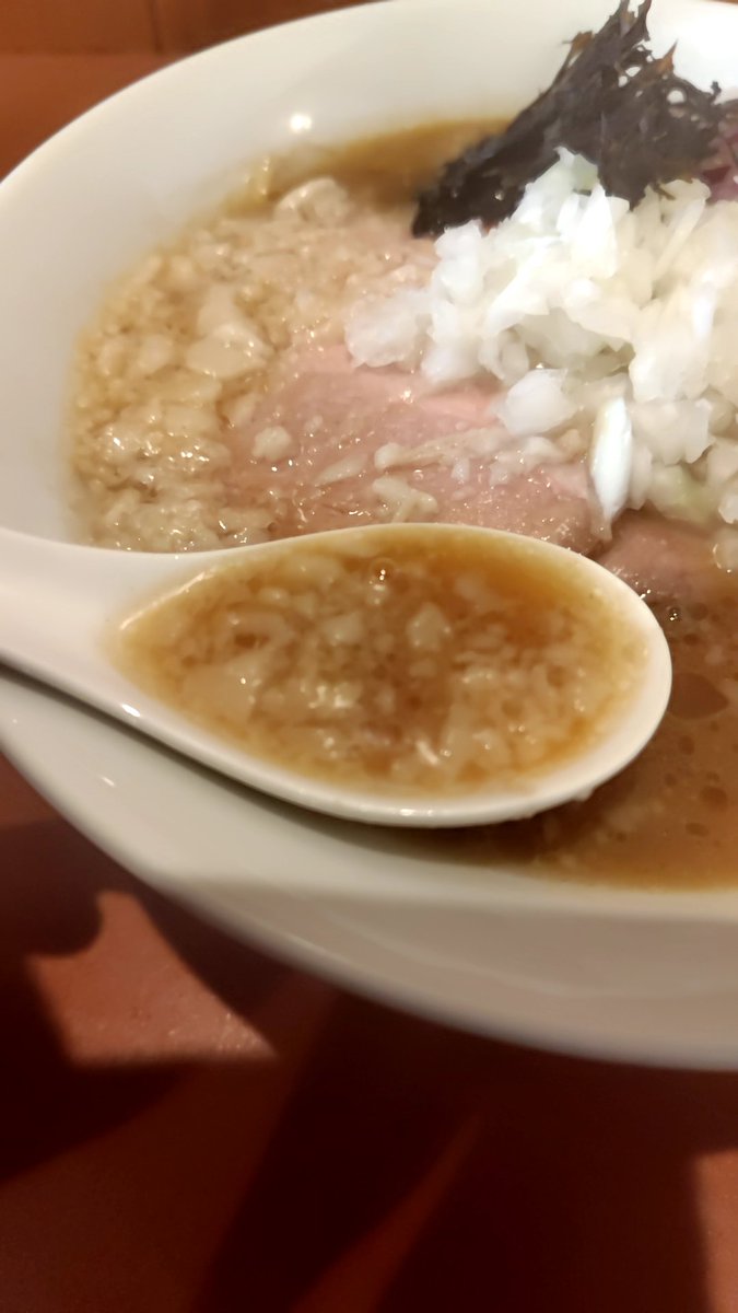 pachi_ramen777's tweet photo. 本日はらーめんコッコさんにて
・限定　背脂にぼしラーメン
　赤玉ねぎ　替玉　
をいただきました！
濃厚な煮干しに背脂たっぷりの燕三条系のスープが自家製中太麺と相性抜群でめちゃくちゃ美味い😆👍玉ねぎとの相性も👍ごちそうさまでした🙇 https://t.co/4SK1BLOTgu