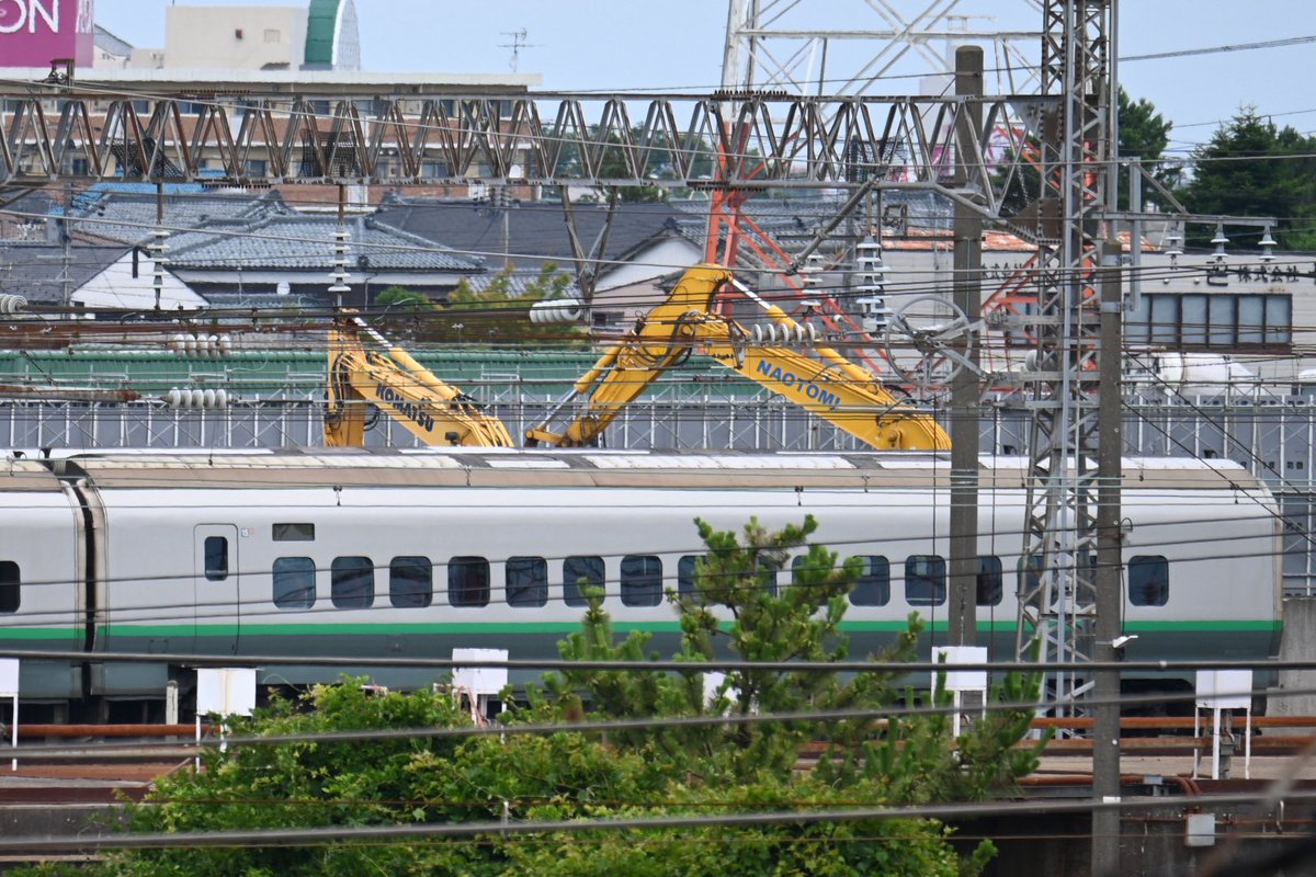 Cocoa_189_510's tweet photo. 新潟の新幹線基地に廃車回送された山形新幹線つばさのE3系2000番台カタL65編成ですが、ついに解体線へ移動しました。。

「銀つば」もついに・・重機が稼働してたものの解体中か否かは不明。（※床下カバー外されてるが）

それと"インドに譲渡予定"の「白色のE3系のカタL67編成」？も確認出来ました。 https://t.co/177oHDwgC6