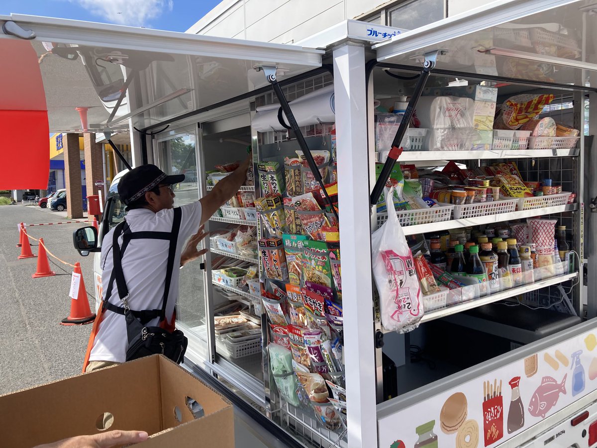 kakemosuper's tweet photo. ㊗️七戸エリアを移動スーパーカケモとくし丸5号車が走り出しました！七戸エリアのお買い物が困難な方へも、見て、話して、選んで、買える、とくし丸車が、木津オーナーの運転で今日から町を巡ります。七戸エリアでお買い物にお困りのお客様は、ご相談ください。 カケモ本部☎️0176-22-6711 https://t.co/IFdmBzeG8Q